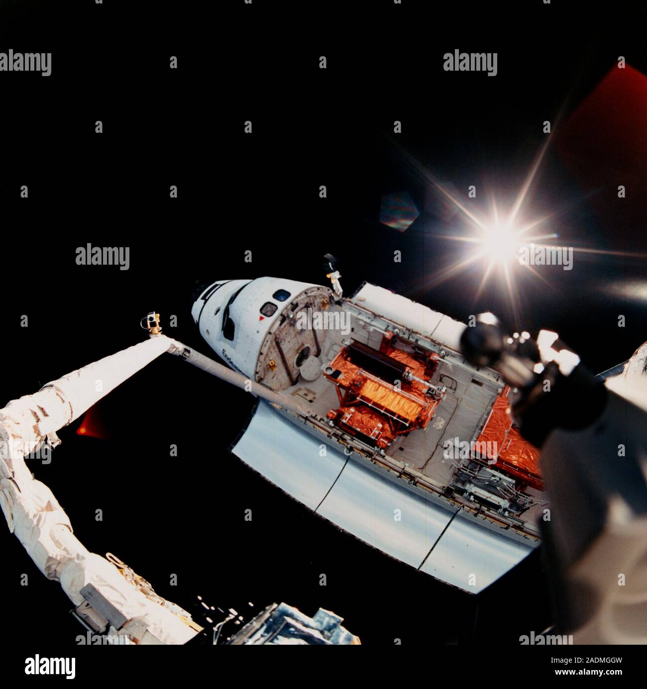 Navette Endeavour dans l'espace. Une vue inhabituelle d'une navette