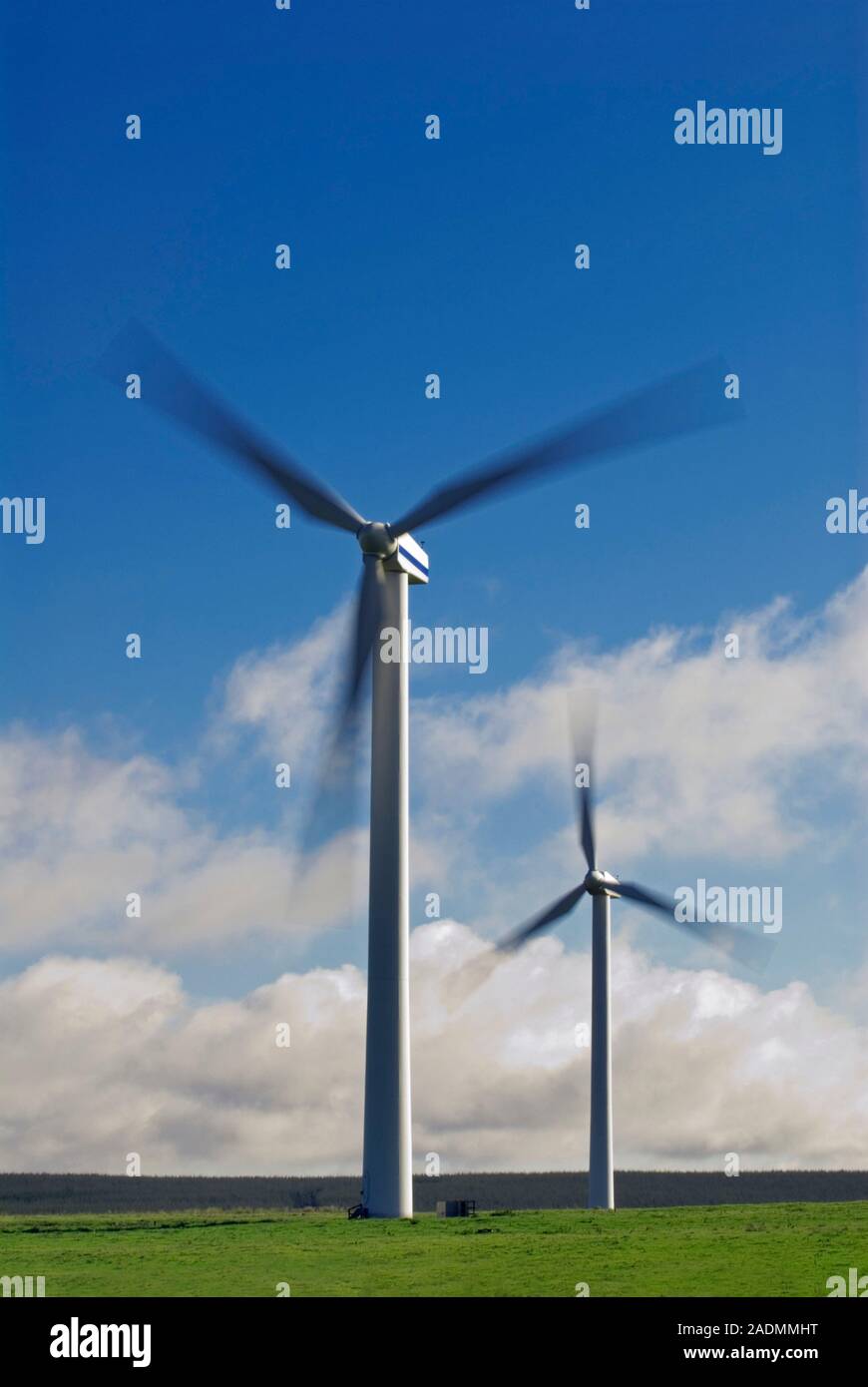 Éoliennes. L'énergie éolienne est une énergie renouvelable et propre source  d'énergie pour la production d'électricité. Le vent fait tourner les pales,  et cela entraîne une turbine t Photo Stock - Alamy
