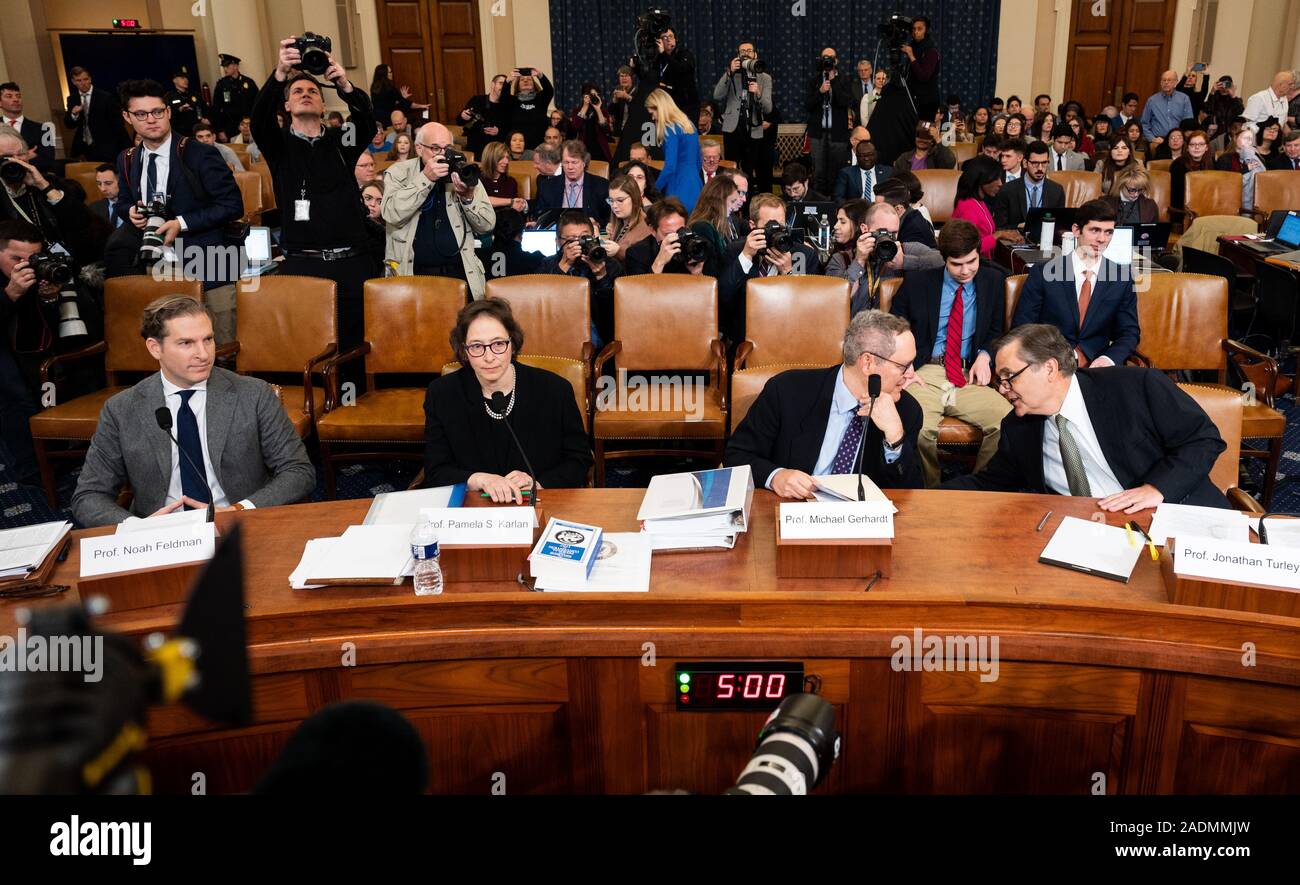 Noah Feldman, professeur de droit à l'Université de Harvard, Pamela Karlan, professeur de droit à l'Université Stanford, Michael Gerhardt, professeur de droit à l'Université de Caroline du Nord, et Jonathan Turley, professeur de droit à la George Washington University Law School, à la table des témoins de la Commission judiciaire Justice Enquête à Washington. Banque D'Images