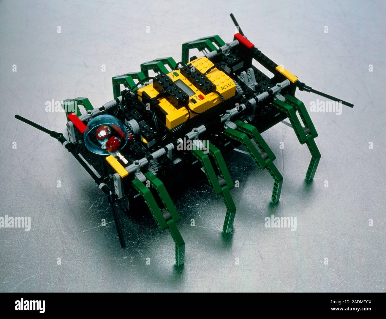 Robot araignée. Spider Robot construit à partir de Lego et contrôlé par un  ordinateur brique LEGO MINDSTORM (jaune, centre supérieur). Cette araignée  jouet autonome Photo Stock - Alamy