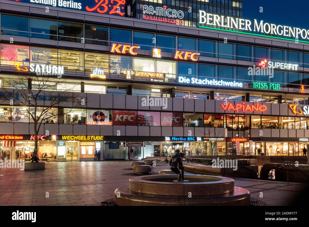 Enseignes au néon sur Europa Center Shopping Mall sur Breitscheidplatz la nuit, Berlin, Allemagne Banque D'Images