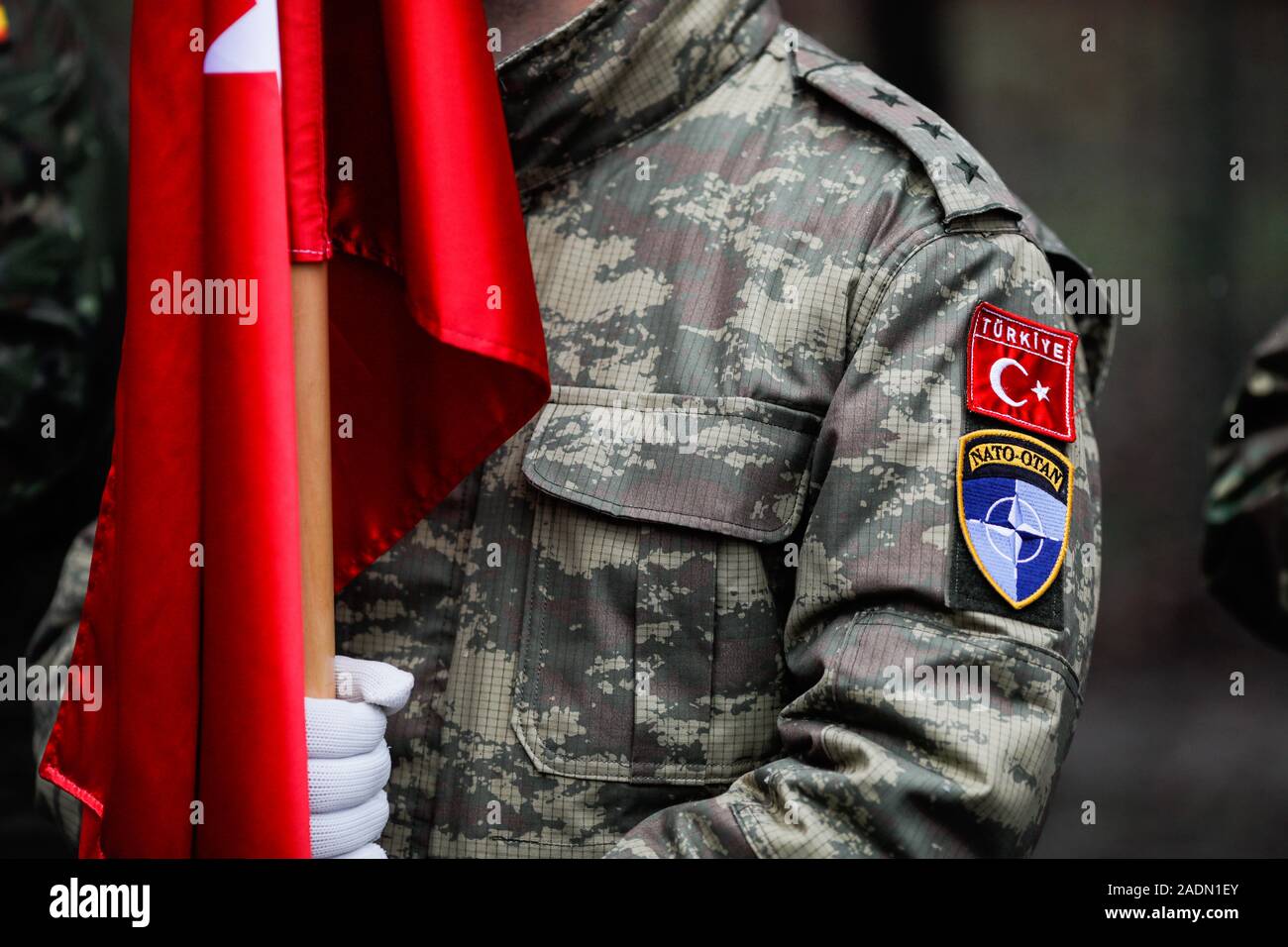 Profondeur de champ libre (selective focus) avec détails d'un soldat de l'armée turque tenant un drapeau et d'avoir la Turquie et de l'OTAN en 1914. La Turquie et le N Banque D'Images