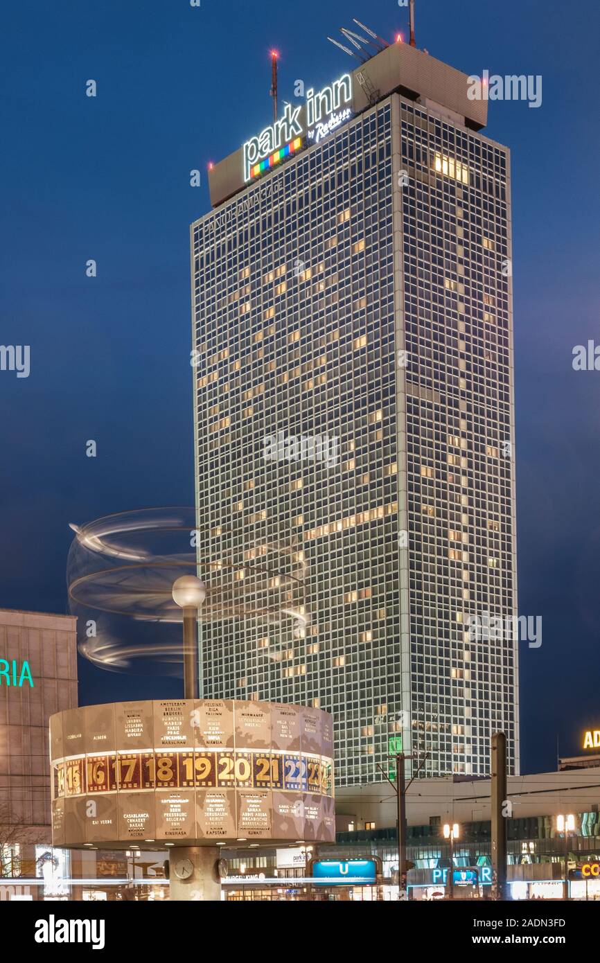 Berlin, Allemagne. Hôtel Park Inn par Raddisson sur Alexanderplatz dans la nuit Banque D'Images