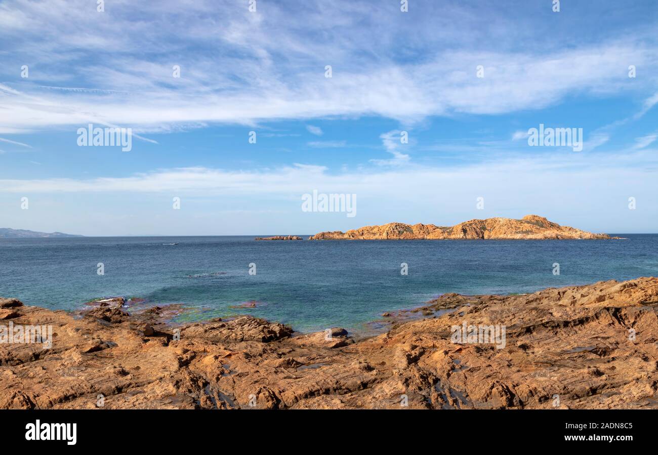 Vue sur l'île ''Isola Rossa'' dans le golfe de l'Asinara, Trinità d'Agultu e Vignola-Tempio, Sardaigne, Italie. Banque D'Images