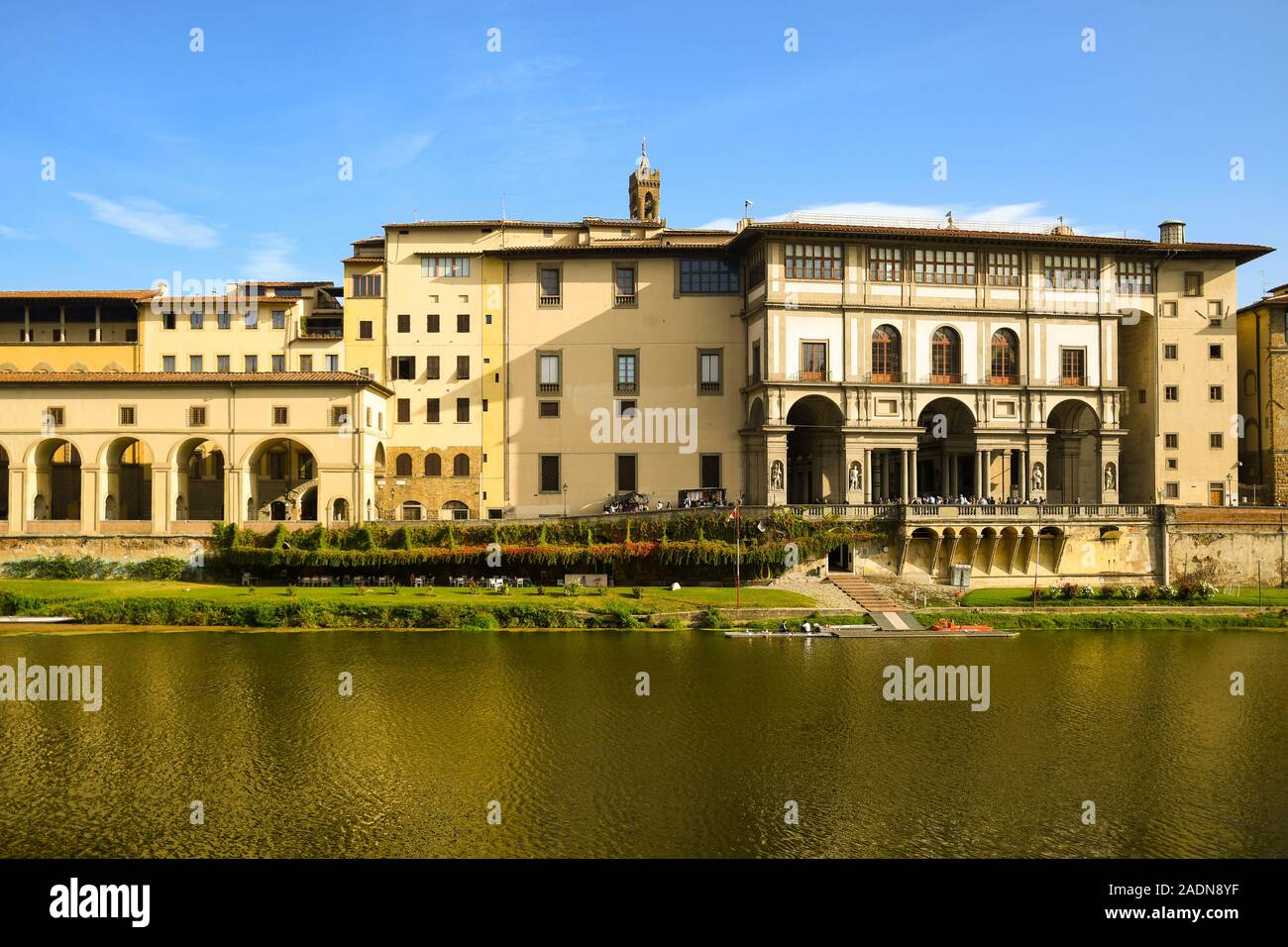 Vue sur l'Arno (Lungarno) avec le Corridor Vasarian et la Galerie des Offices, dans le centre de Florence, l'Unesco W.H. Site, Toscane, Italie Banque D'Images