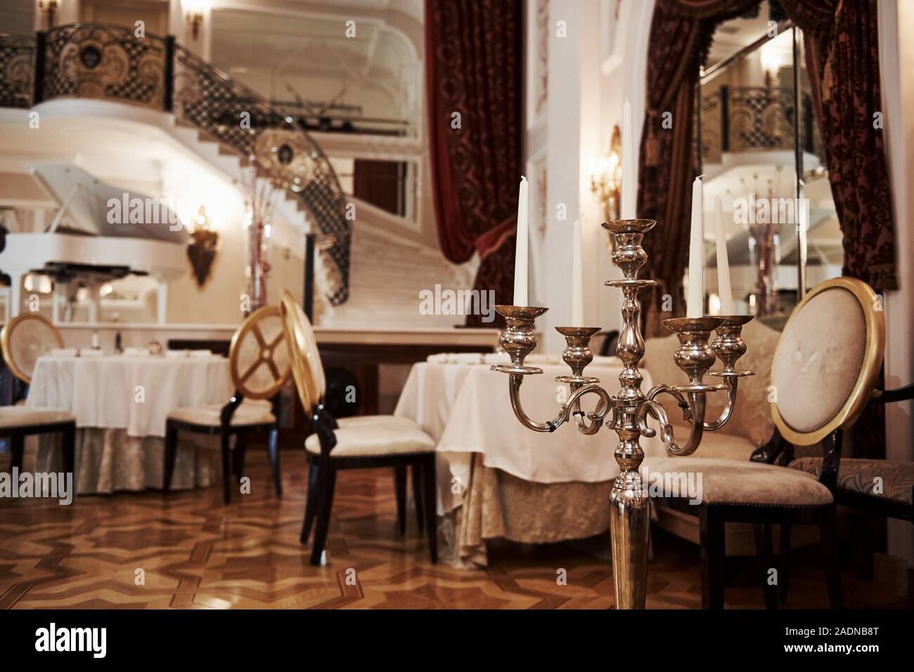 Intérieur du restaurant de luxe dans vintage style aristocratique avec piano sur la scène Banque D'Images