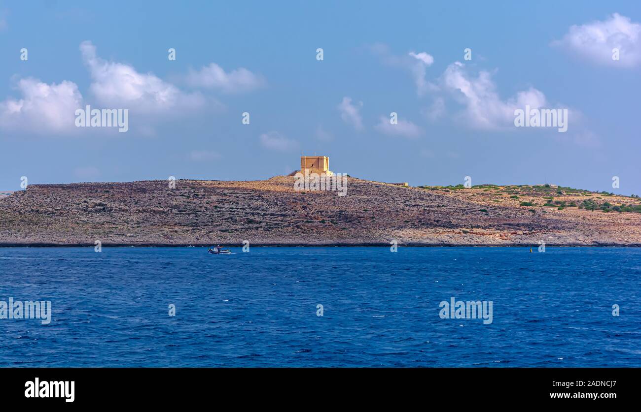 Saint Mary's Tower, Tour ou Comino, tourné à partir de l'eau Banque D'Images