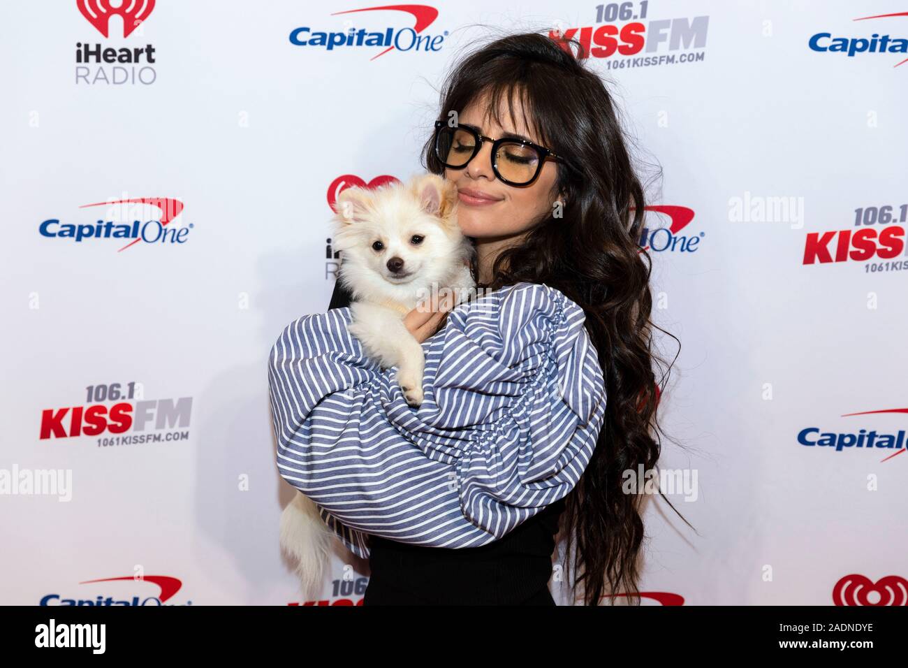 Singer Camila Cabello sur le tapis rouge, son chien Eugene au 106.1 KISS FM Jingle Ball 2019 est présentée par Capital One à Dickies Arena le 3 décembre, 2019 à Fort Worth, Texas. Banque D'Images