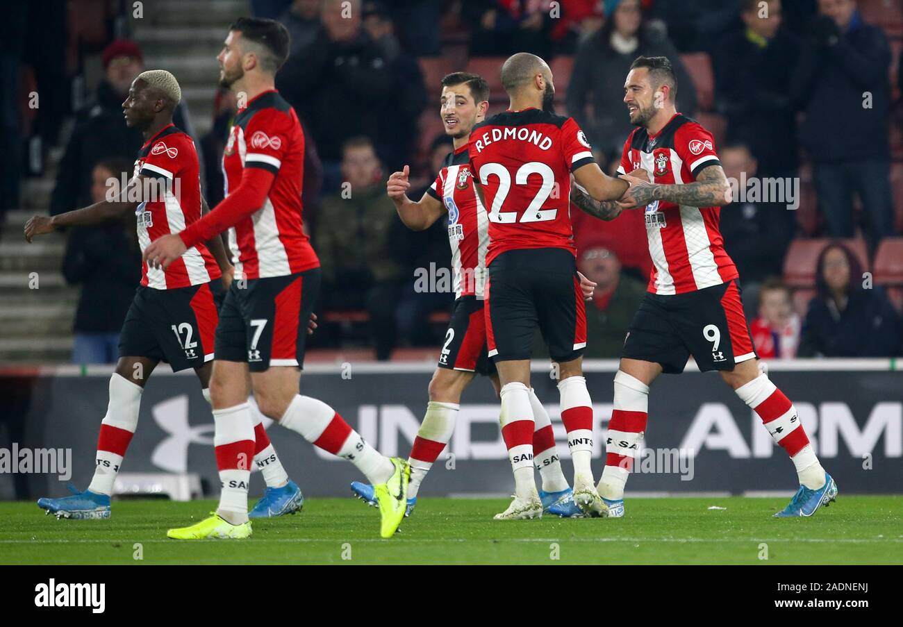 Southampton Danny Ings (à droite) célèbre marquant son but premier du côté du jeu au cours de la Premier League match à St Mary, Southampton. Banque D'Images