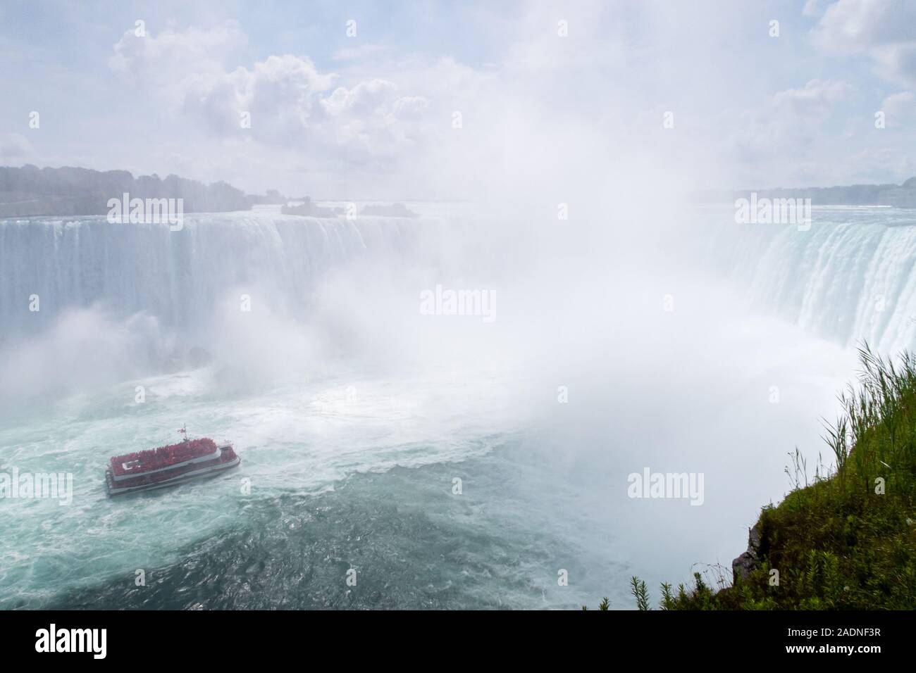 L'approche en bateau Niagara Falls avec une foule de personnes Banque D'Images