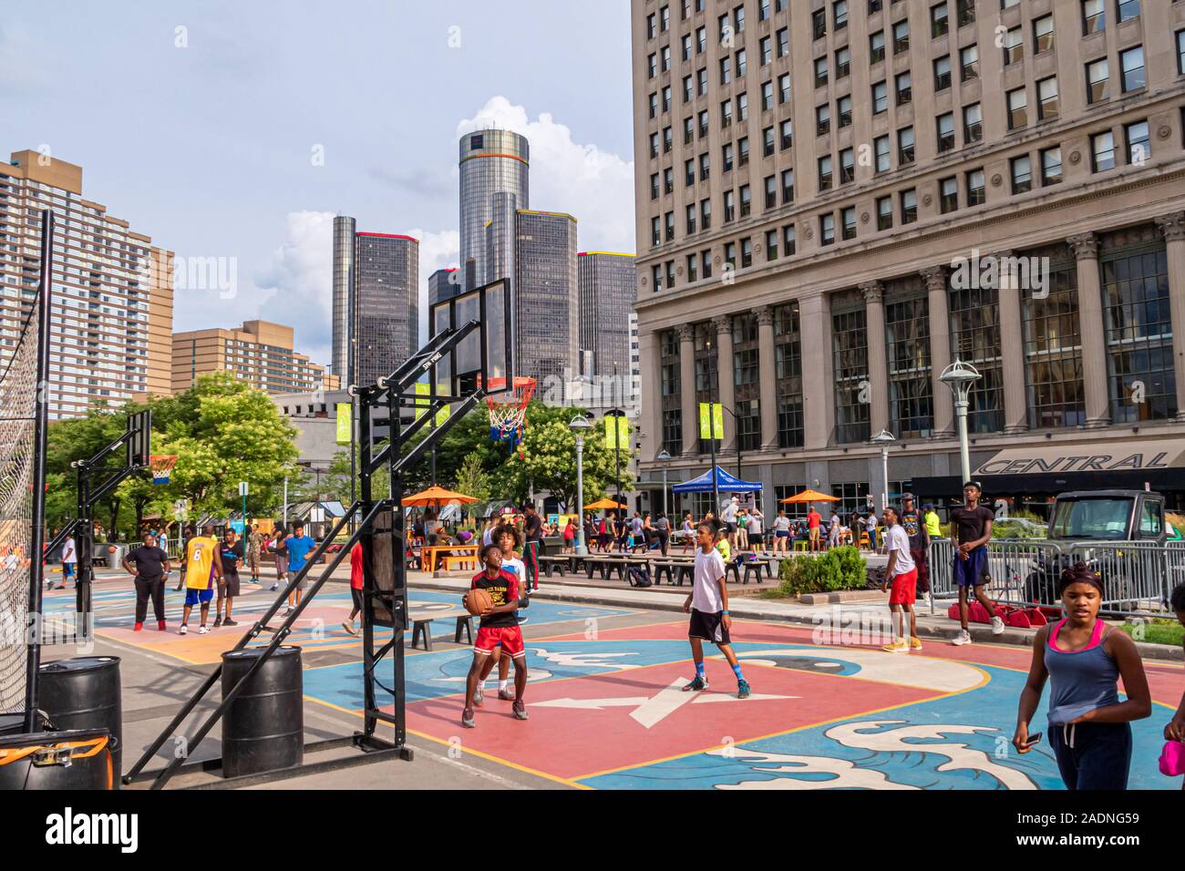 Détroit, USA - 8 août 2018 : enfants américains jouant au basket-ball dans le centre-ville. Banque D'Images