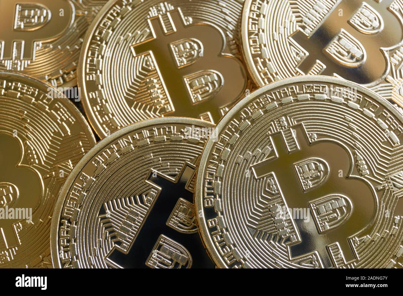 Beaucoup de monnaie blockchain crypto Bitcoin golden coins avec reflets brillants Banque D'Images