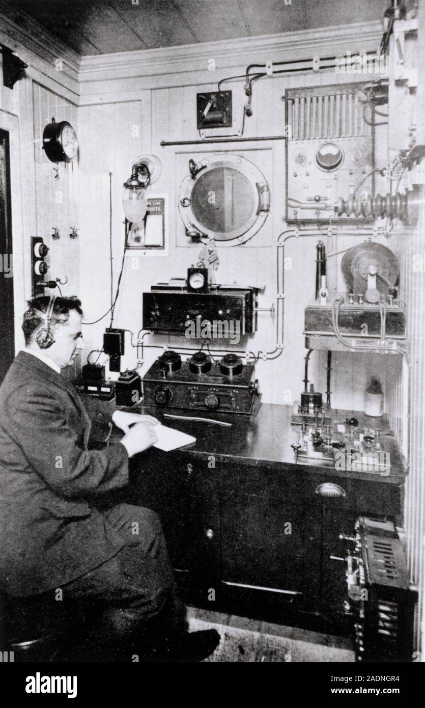 L'opérateur sans fil. À l'aide d'un opérateur sans fil Marconi, une radio, à bord d'un paquebot. Le premier avait été breveté par l'inventeur italien G Banque D'Images