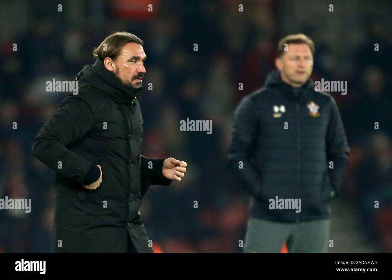 Norwich City manager Daniel Farke (gauche) des gestes sur la ligne de touche pendant le premier match de championnat à St Mary's, Southampton. Banque D'Images