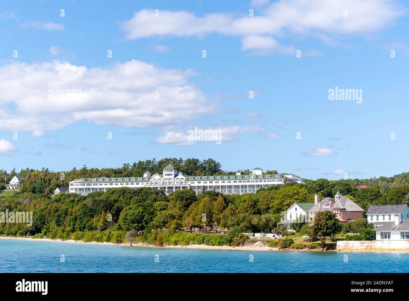 Vue sur le Grand Hôtel de l'île Mackinac à partir d'un bateau sur le lac Huron, Michigan, USA. Banque D'Images