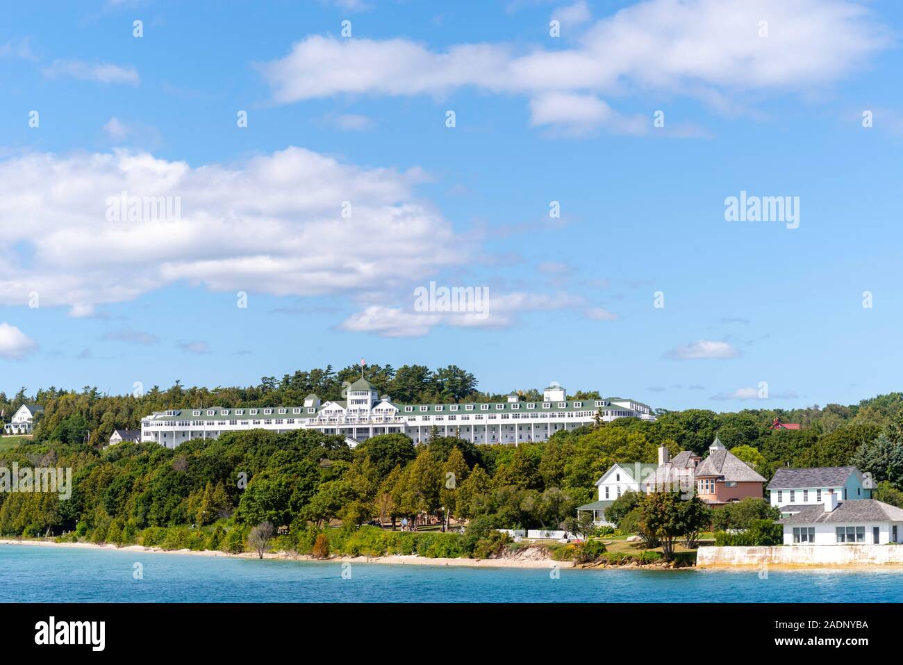 Vue sur le Grand Hôtel de l'île Mackinac à partir d'un bateau sur le lac Huron, Michigan, USA. Banque D'Images