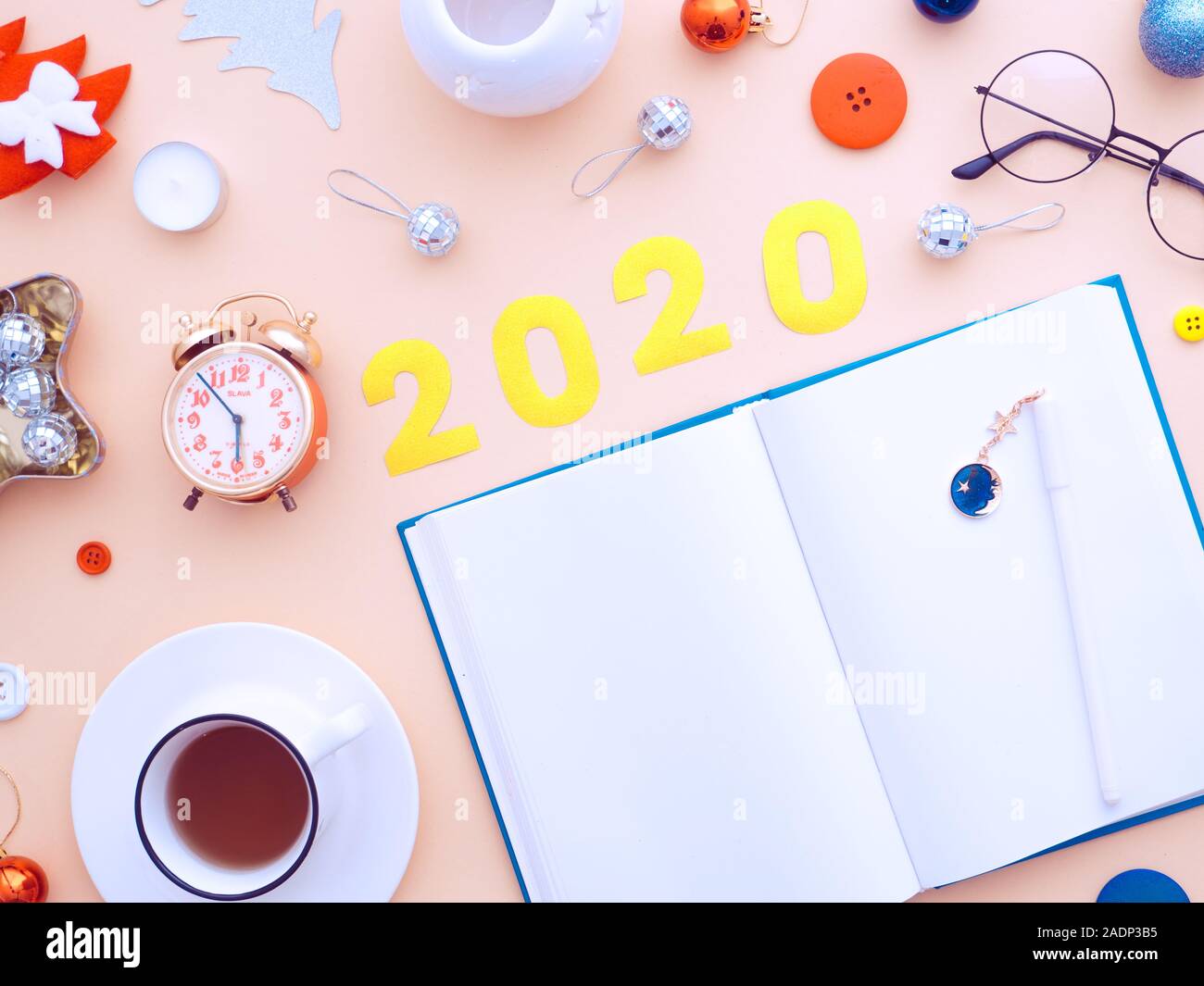 Femme Noël bureau avec ordinateur portable blanc papier. Travail de décoration de Noël sur fond rose. L'espace de travail d'hiver féminin blogger. Mise à plat, haut Banque D'Images