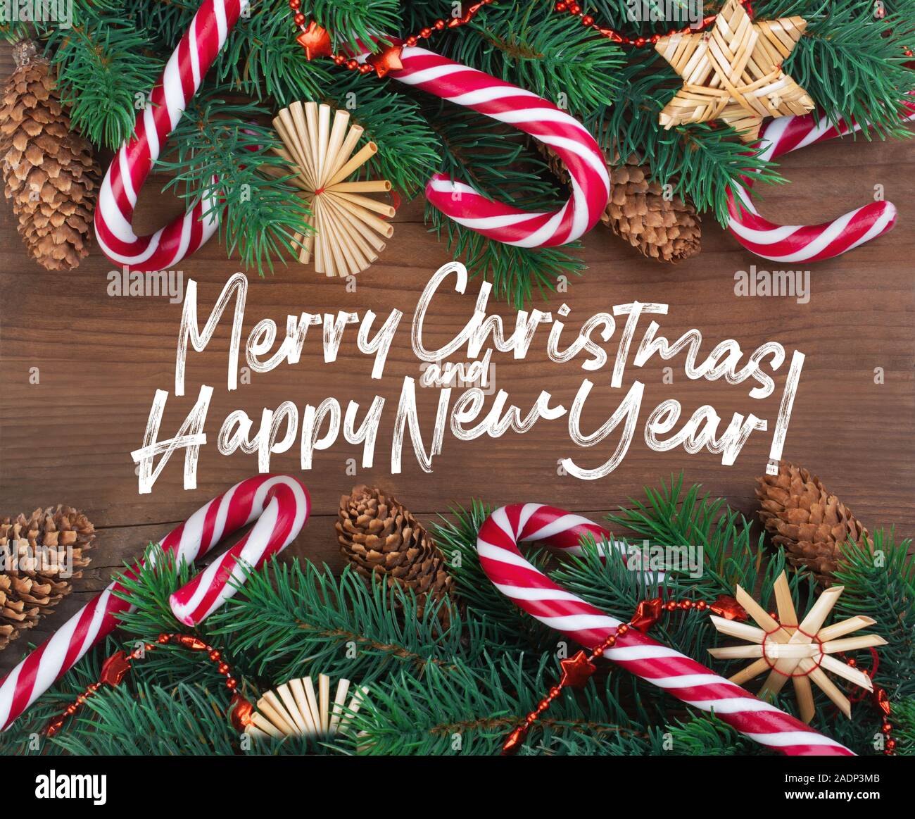 Carte de vœux de Noël avec des mots en anglais "Joyeux Noël et une bonne  année !" La direction générale de l'arbre de Noël décoré de guirlandes, de  cônes et de caramel