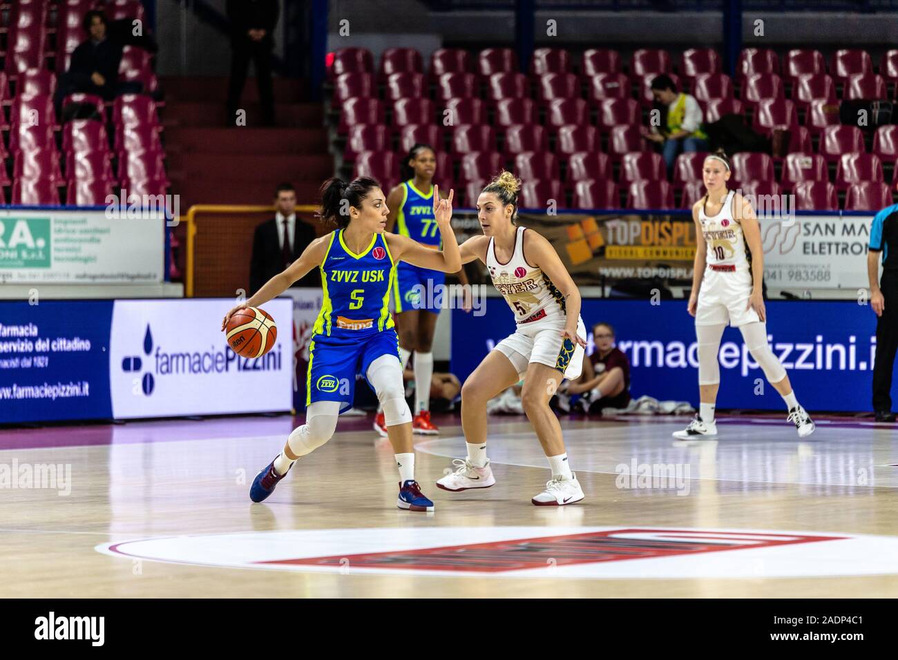 Venezia, Italie, 04 Dec 2019, Cristina de ouvina zvvz usk praha en action avec Debora carangelo dell'umana venezia reyer Venezia Reyer pendant vs ZVVZ USK Praha - Basketball Euroleague Women Championship - Crédit : LPS/Mattia Radoni/Alamy Live News Banque D'Images