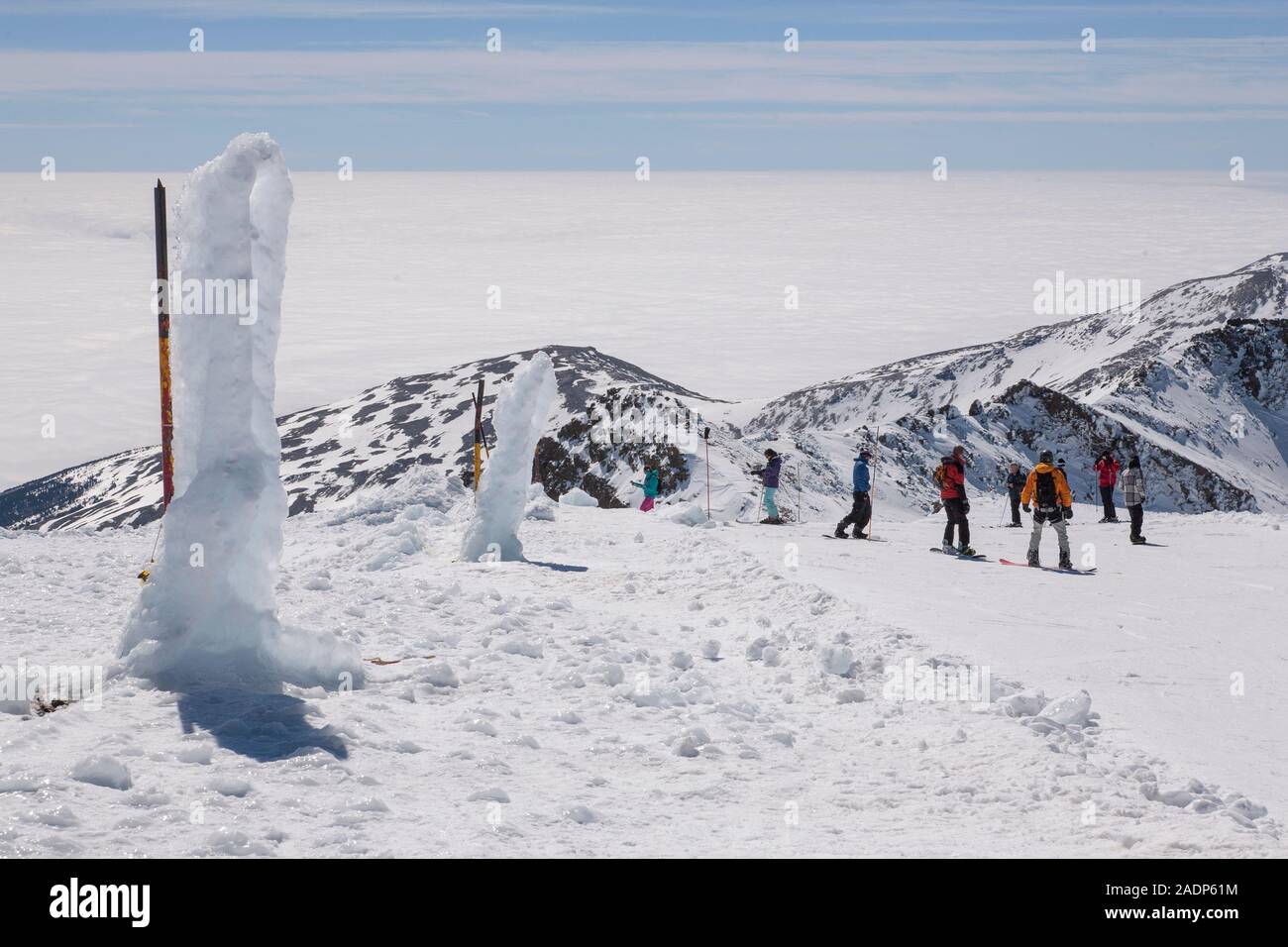 Skieurs et snowboarders sur une piste de ski rouge sur la montagne Pico Veleta dans la Sierra Nevada, près de Grenade, Andalousie, Espagne Banque D'Images