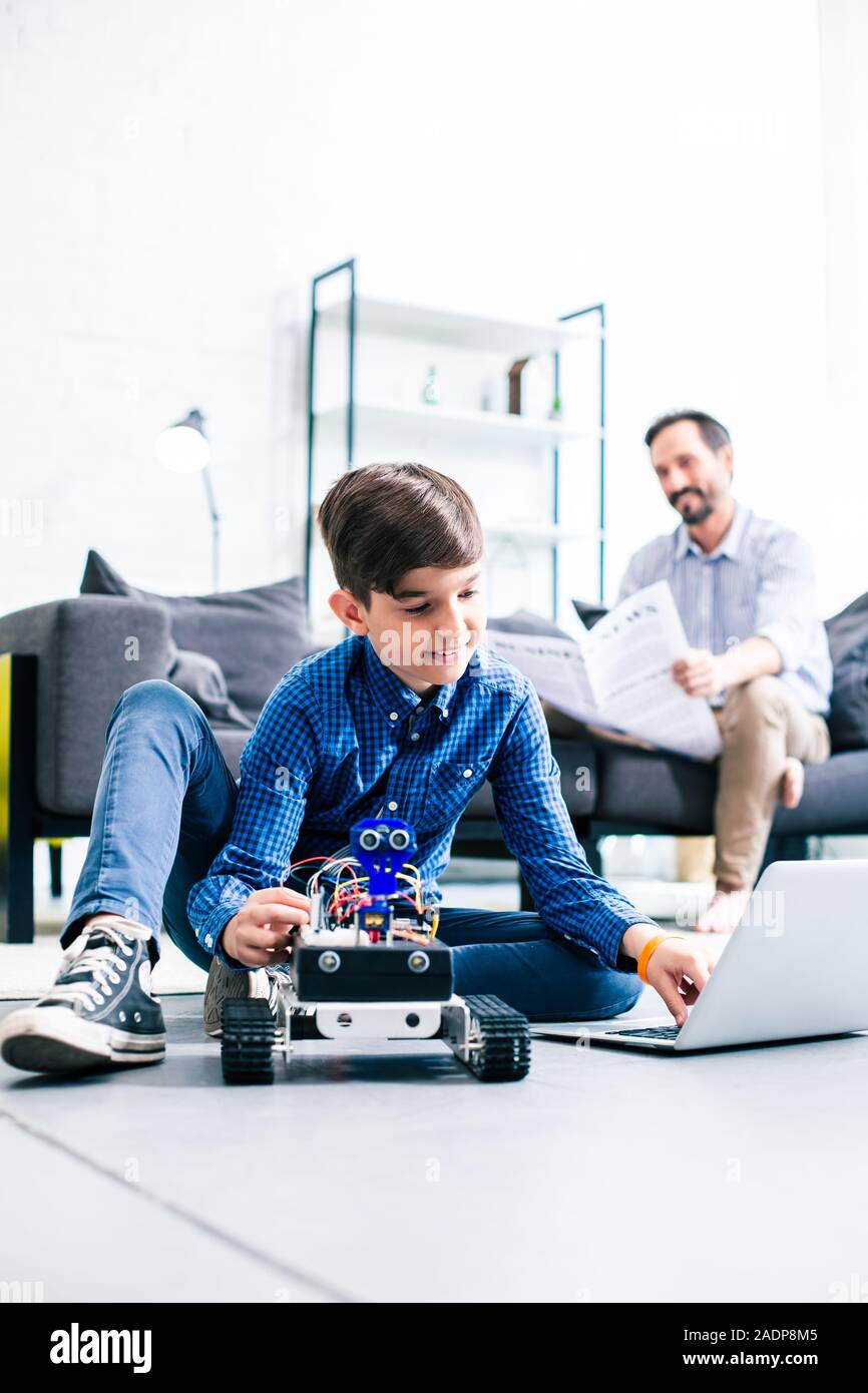 Smart boy studying positive technologies ingénierie robotique Banque D'Images