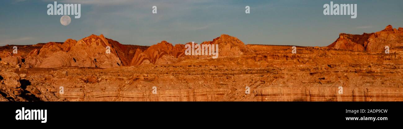 Green River, Utah - la pleine lune se couche sur le San Rafael Swell dans le désert de l'Utah. Banque D'Images