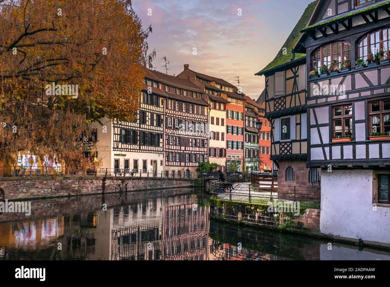 Coucher de soleil au petit-France à Strasbourg. Bâtiments médiévaux en France Banque D'Images