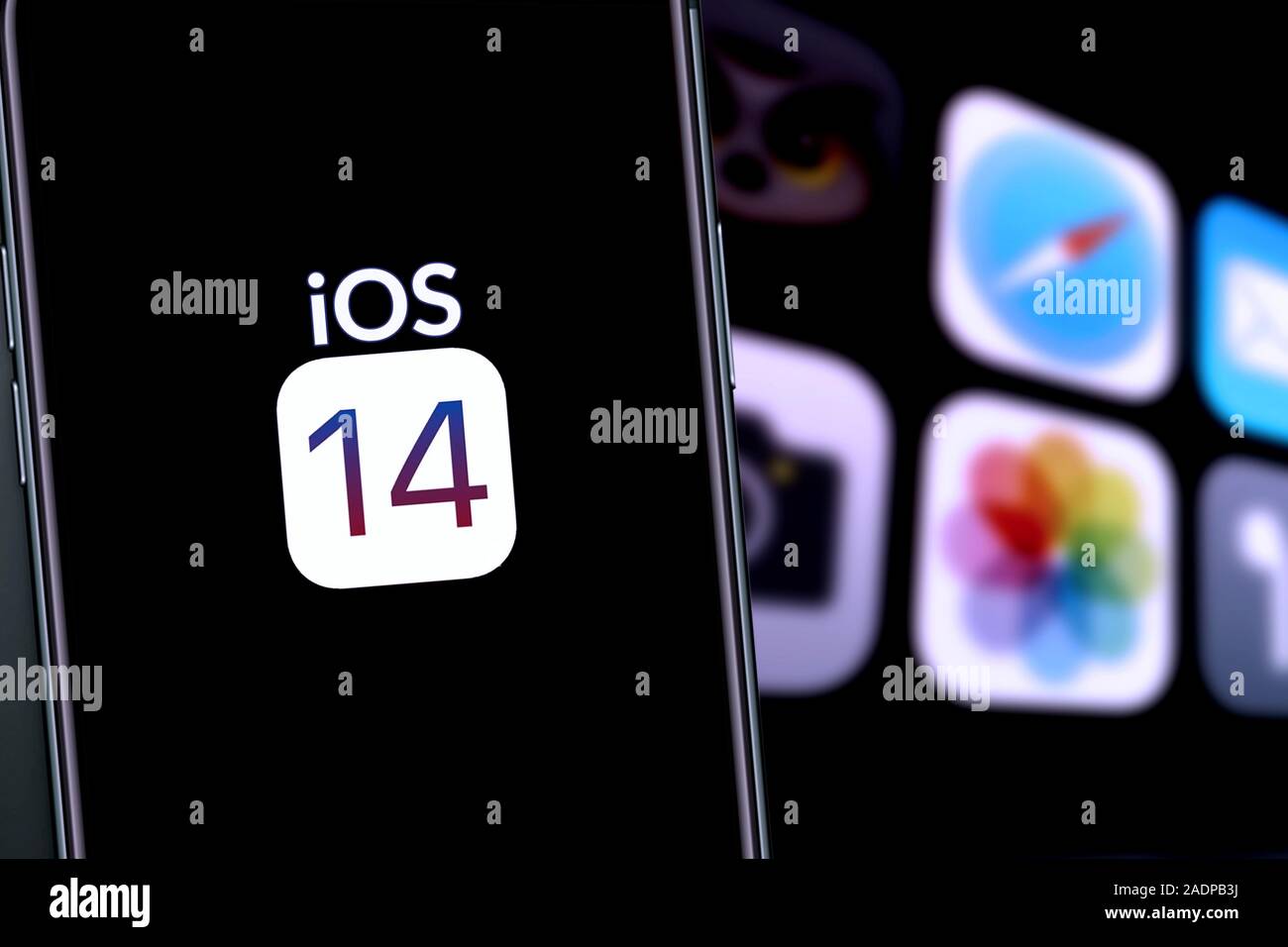 L'Iphone avec les supposés de l'emblème de l'IOS 14, le nouveau système d'Apple à être introduit en 2020. États-unis, Californie, le 4 décembre 2019 Banque D'Images