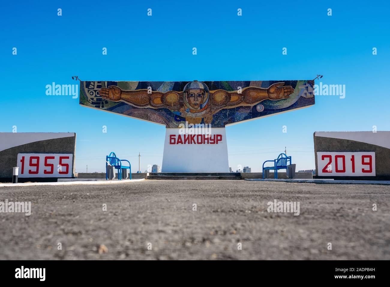Baïkonour, Kazakhstan - 6 novembre, 2019 : Monument apesanteur ou un pêcheur à l'entrée de la ville de Baïkonour Banque D'Images