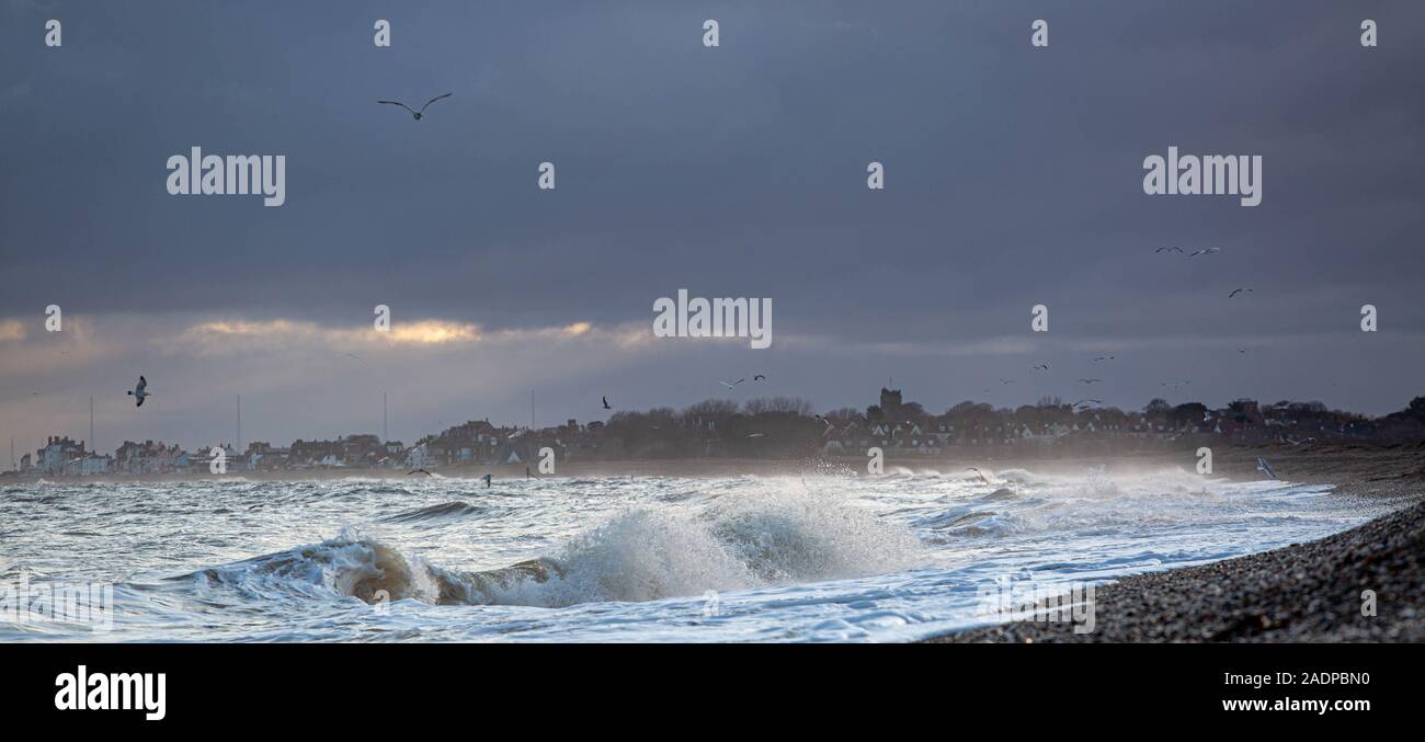 Sur un front de mer d'Aldeburgh hivers sauvages jour Banque D'Images