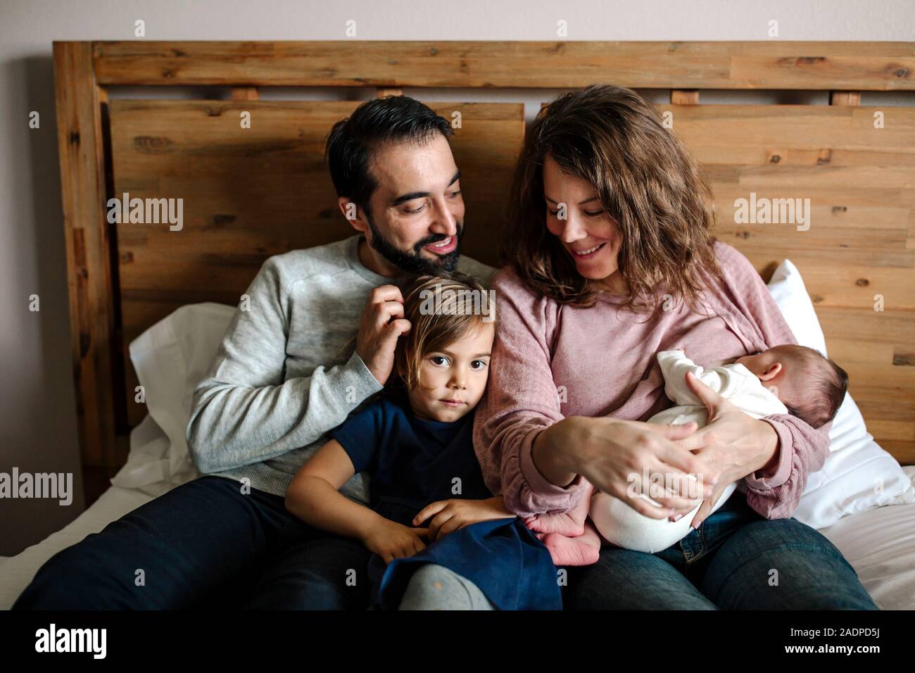 Papa Barbu Et 4 Ans Fille Nouveau Ne Soins Infirmiers Avec Maman Photo Stock Alamy