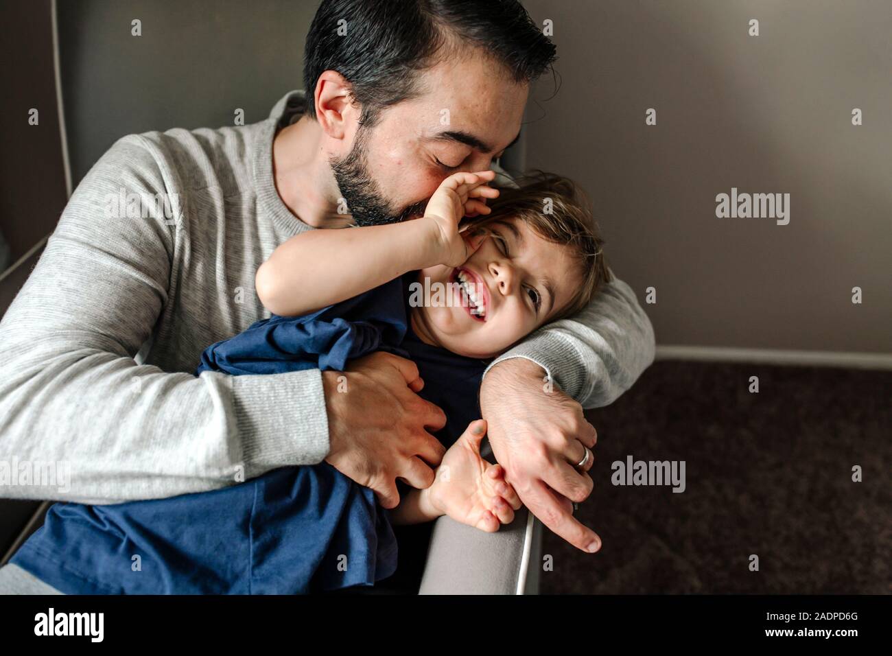 Papa barbu chuchote dans l'oreille de rire jeune fille Banque D'Images