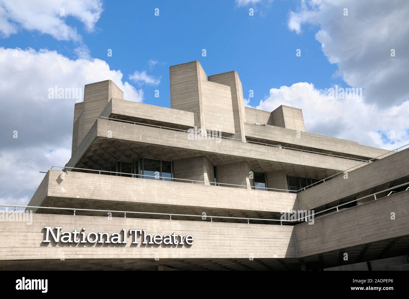Extérieur de la Royal National Theatre, South Bank, Londres, Angleterre, Royaume-Uni. Architecte : Denys Lasdun Banque D'Images