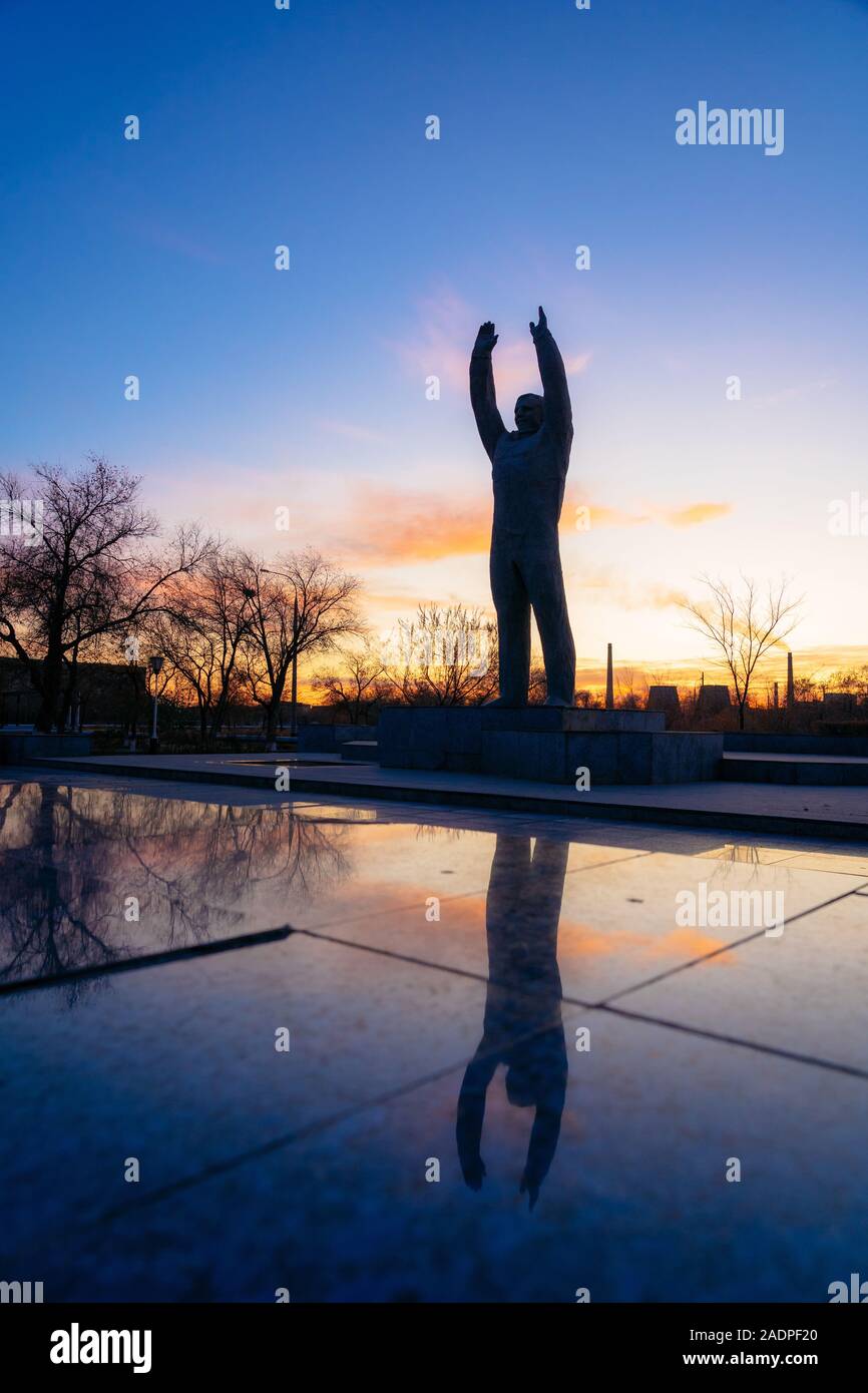 Baïkonour, Kazakhstan - 5 novembre, 2019 : statue géante du cosmonaute russe Youri Gargarin soulevées avec les mains au parc Gagarine au coucher du soleil Banque D'Images