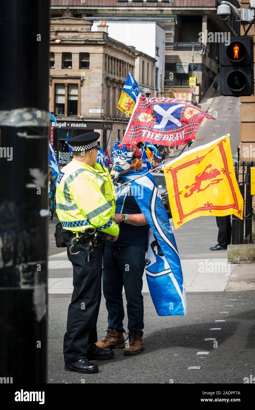 Glasgow, Ecosse / ROYAUME-UNI - 04.05.2019 : l'indépendance écossaise, Mars est confronté à un manifestant policiers Banque D'Images