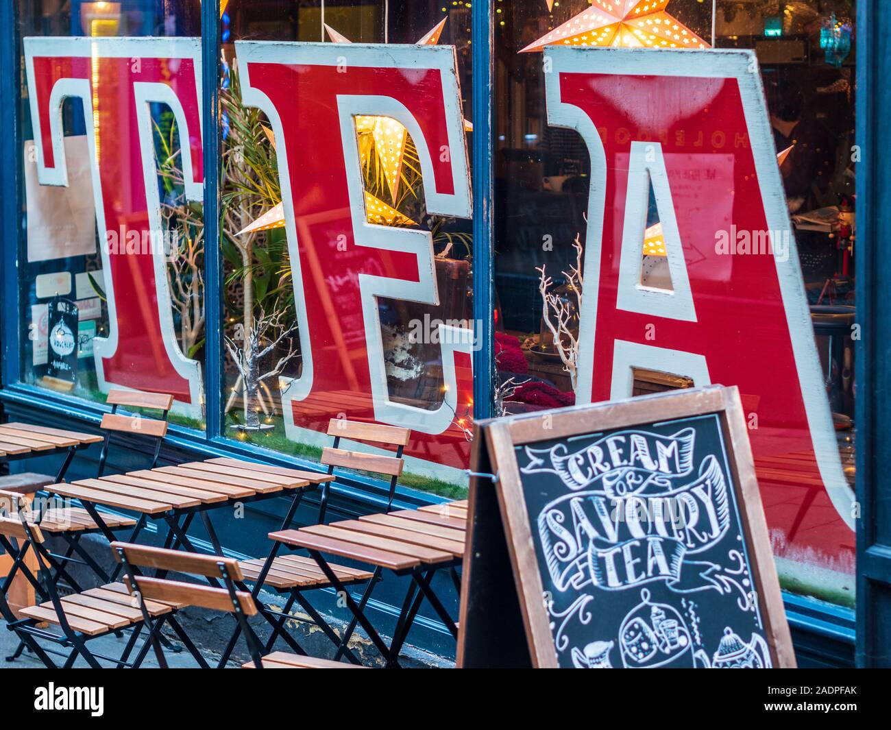 Boutique de thé, UK. Anglais magasin de thé à Norwich au Royaume-Uni. Le salon de thé de Biddi un organisme indépendant d'inspiration victorienne plateau maison fondée en 2010. La boutique de thé. Banque D'Images