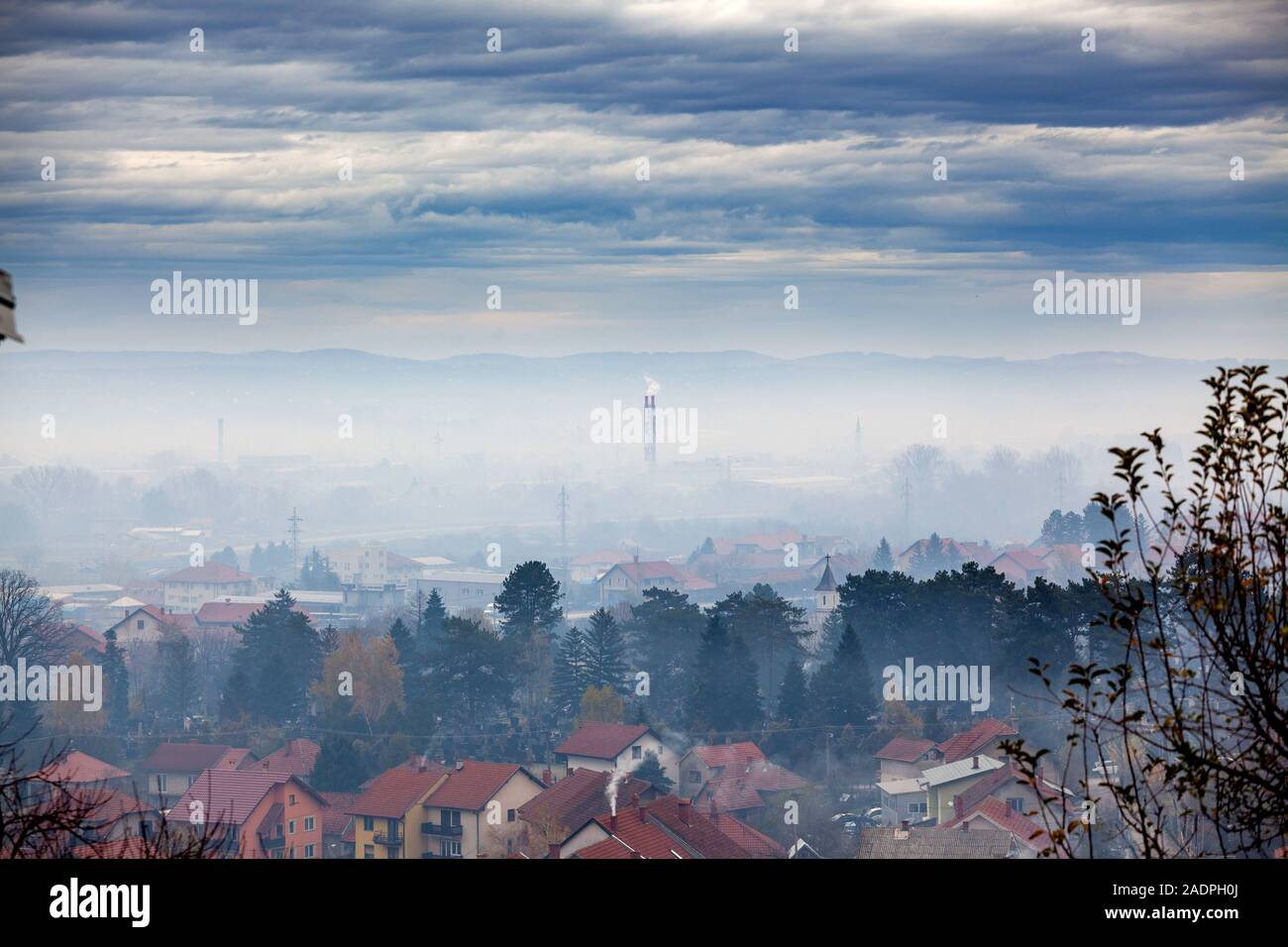 Le brouillard, la fumée, le smog et la pollution atmosphérique, la Serbie, Valjevo ville, Europe Banque D'Images