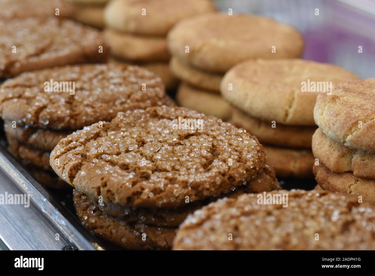 Assortiment de biscuits fraîchement cuits différents empilés Banque D'Images