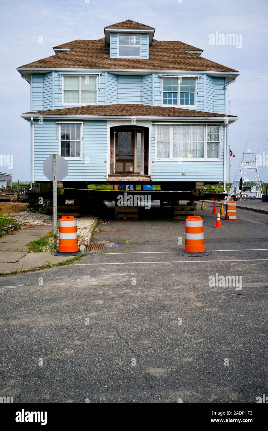 Une maison entière a été mise à l'échelle pour pouvoir la déplacer vers un autre emplacement. Attente dans la rue. Du côté de la baie de long Beach Island, le NJ. Banque D'Images