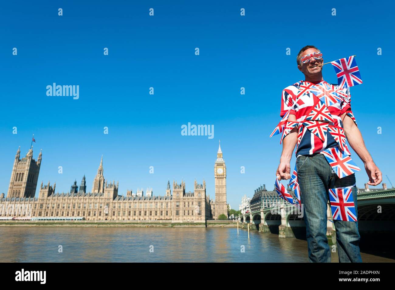 La confusion des électeurs Brexit enchevêtré dans Union Jack flag bunting debout en face de la ville de Westminster, London, UK Banque D'Images