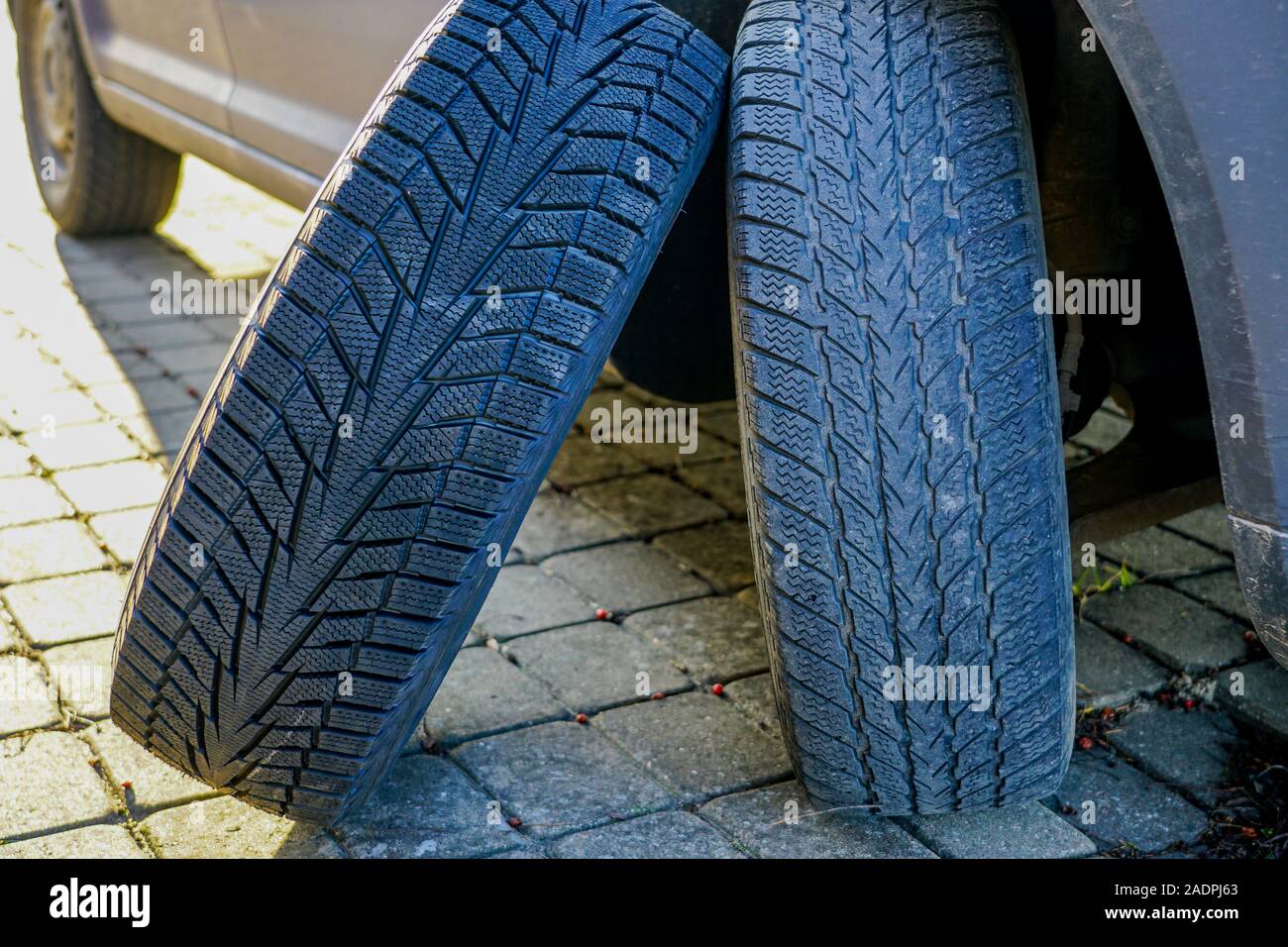 Neufs et d'occasion à un pneu d'hiver avant de changer les pneus Photo  Stock - Alamy