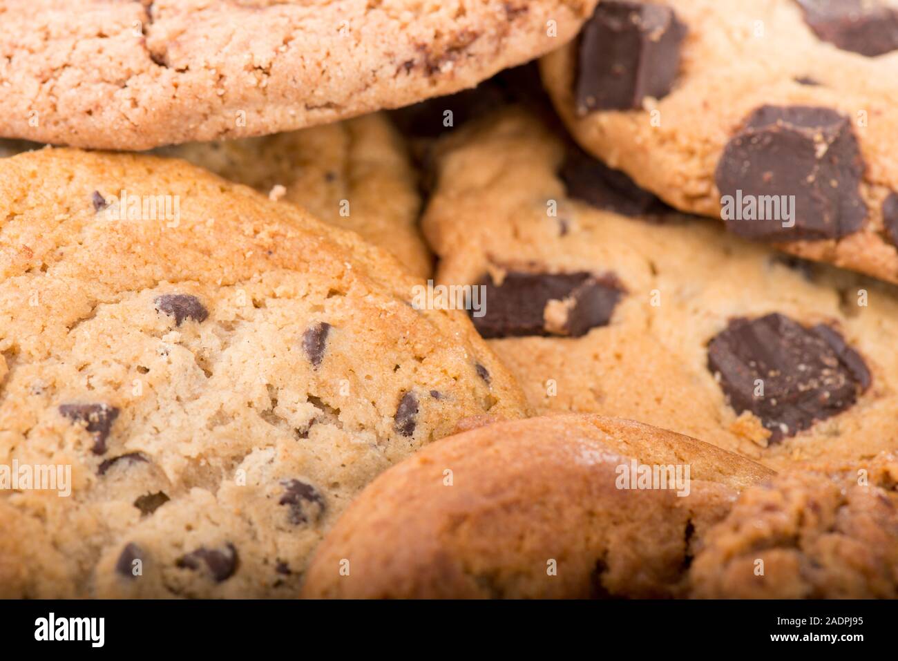 Assortiment de biscuits fraîchement cuits différents empilés Banque D'Images