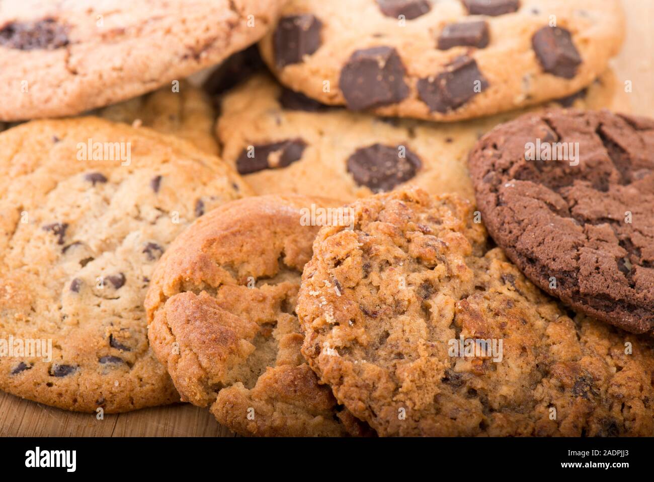 Assortiment de biscuits fraîchement cuits différents empilés Banque D'Images