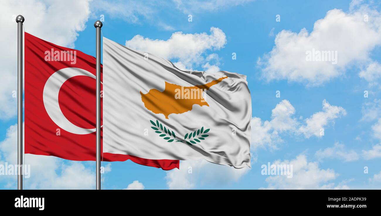 La Turquie et Chypre drapeaux dans le vent contre ciel bleu nuageux blanc ensemble. Concept de diplomatie, de relations internationales. Banque D'Images