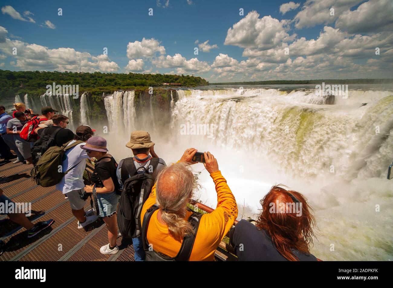 De tous les coins touristiques il monde admirer la 'Gorge du Diable' à Iguazu Falls sur le parc national de l'Iguazu, Argentine Banque D'Images