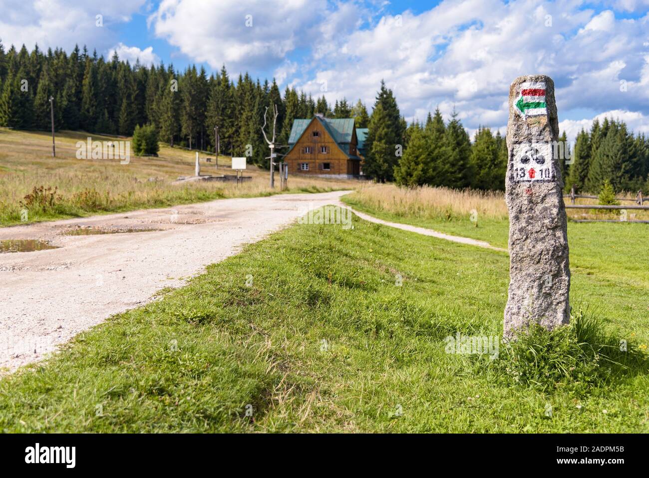 Signe de sentier de randonnée à vélo dans les montagnes Jizera en Pologne Banque D'Images