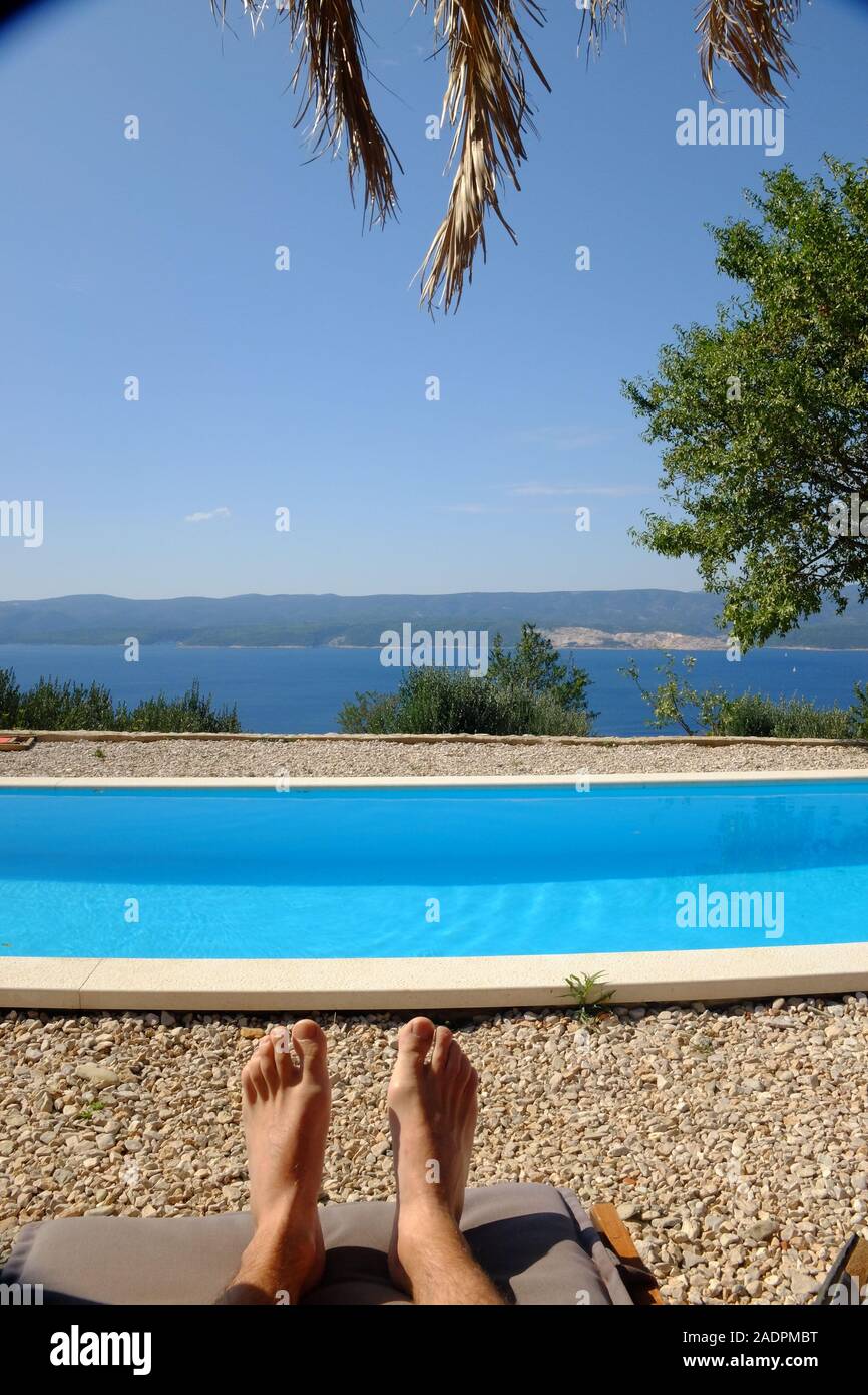 Piscine dans une villa de vacances à omis, Croatie Banque D'Images