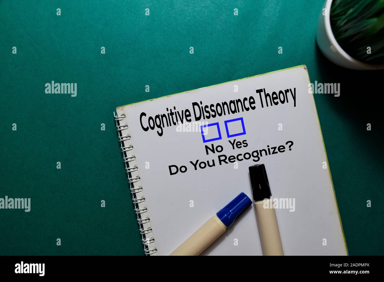 La théorie de la dissonance cognitive, ne vous Rezognize ? Oui ou Non sur fond de bureau Banque D'Images
