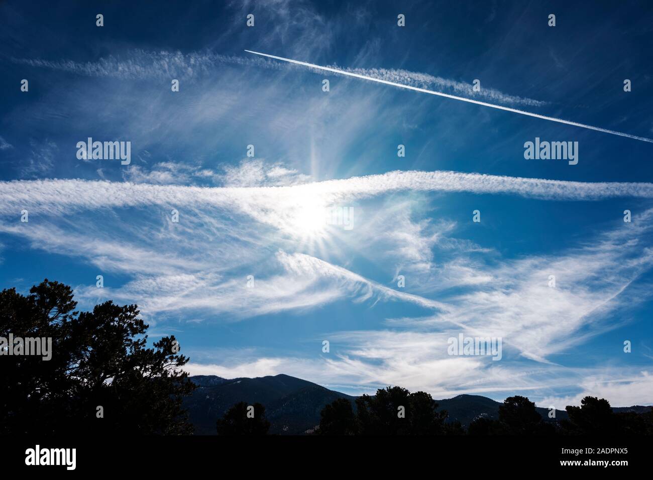 Jet Aviation commerciale à travers une traînée bleu ciel clair au Colorado Banque D'Images