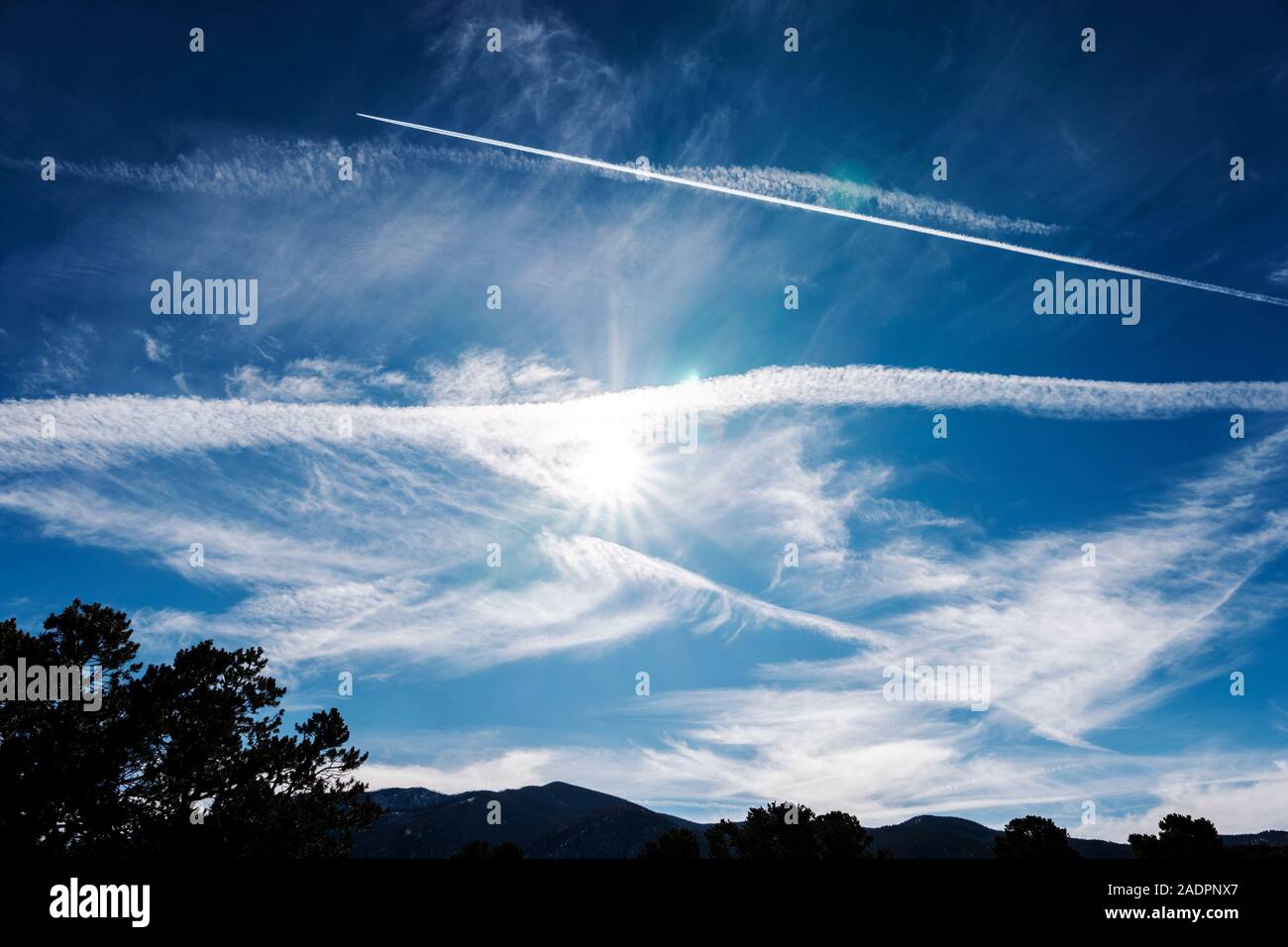 Jet Aviation commerciale à travers une traînée bleu ciel clair au Colorado Banque D'Images